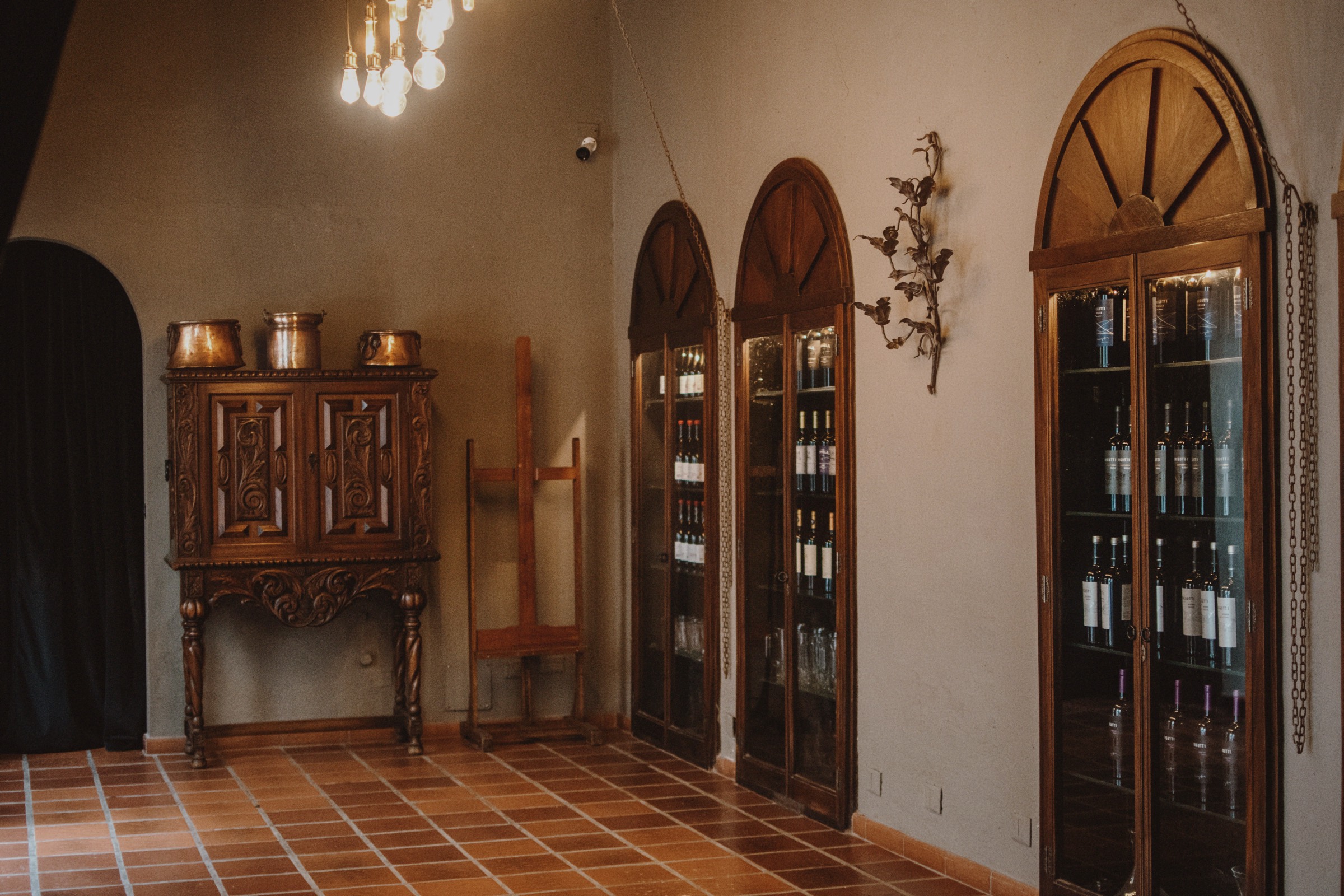 Salón de las vitrinas de Casa Idilio, San Telmo