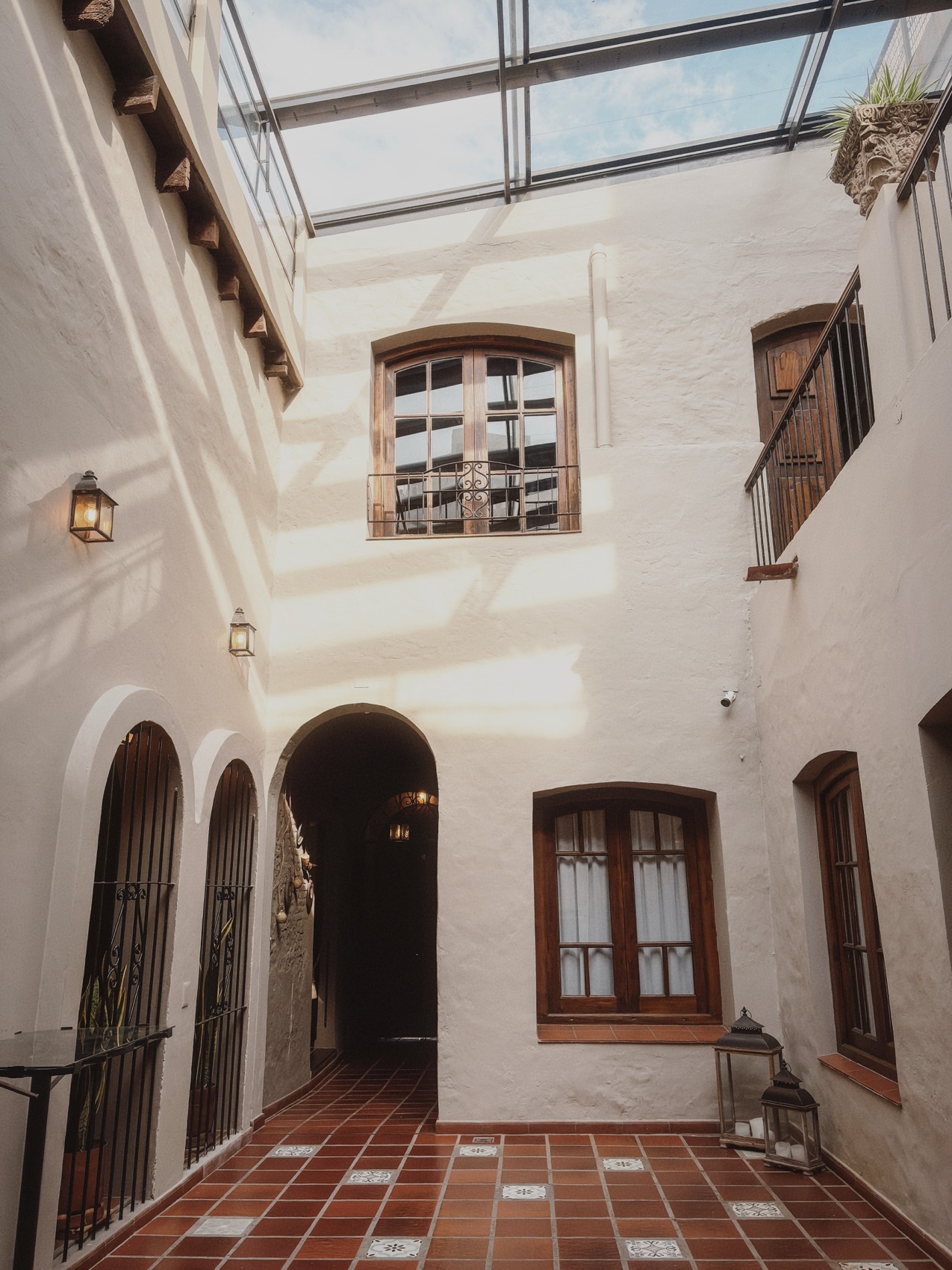 Patio interno de la casona con piso de baldosa calcárea