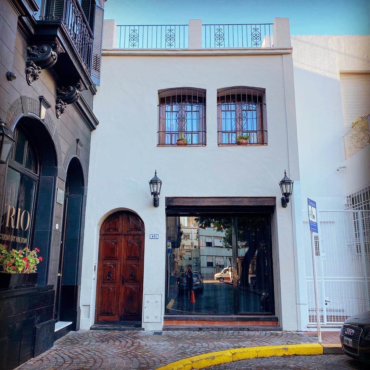 Fachada de Casa Idilio en la calle Bethlem, San Telmo